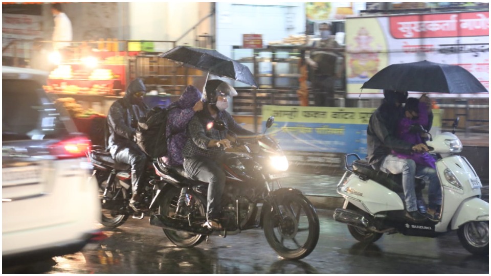 पुणे : कामावरुन घरी परतताना पावसाला सुरुवात झाल्यानं अनेकांना आपले रेनकोट परिधान करुन प्रवास करावा लागला. (फोटो - विश्वजीत पवार)