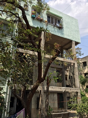शांतिरक्षक सोसायटीत ‘कॉलमवर’ थेट तिसरा मजला