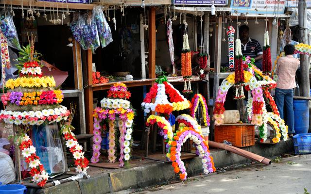 बाजारात जरबेरा, गुलाब, जास्वंद, चेरीब्लॉसंन, ऑर्केस्टिक, अनंथेरियम, लिली, निशिगंधा, आर्टिफिशियल मेट, लोन फुले उपलब्ध असून, सात इंचा पासून चाळीस इंचापर्यंत मोतिहार आहेत. दहा इंच ते पन्नास इंचापर्यंत ग्रीनव्हेल, फुलपान घेण्याकडे ग्राहकांचा कल आहे.