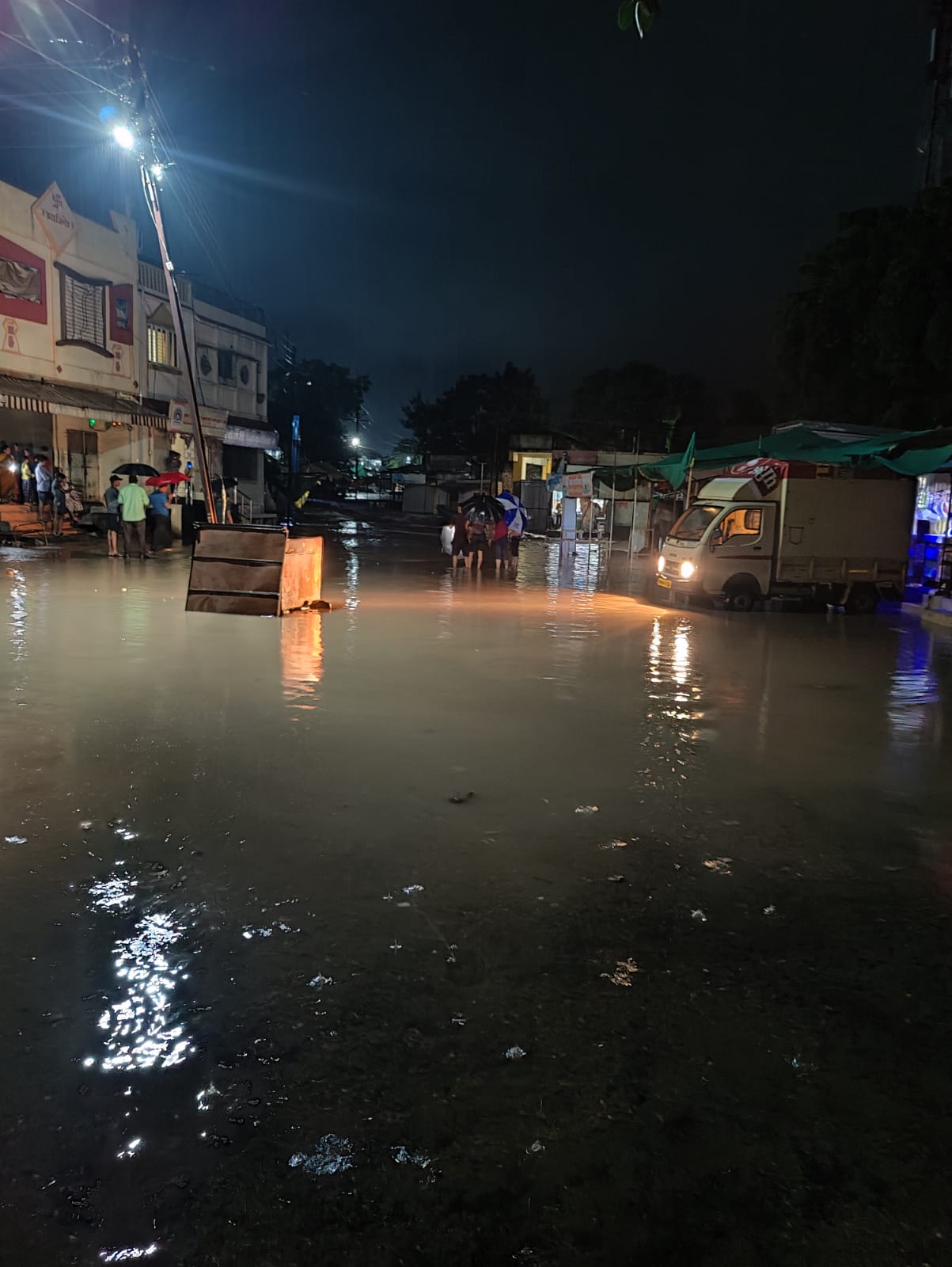 मोरझर लक्ष्मीनगर येथून पाणी नांदगावच्या दिशेने पाणी वाटचाल करत असल्याचे मेसेज स्थानिक, सोशल मिडीयावर व्हायरल होत आहेत. शहरात पावसाची विक्रमी नोंद १३३mm असली तरी तो यापेक्षा जास्त आहे. तालुक्यातही हीच स्थिती असून लहान बंधारे फुटलेत, शेकडो हेक्टर पिकांसह जमीनीचे हानी झाली असून ठिकठिकाणी रस्ते मोरीवरील पुलाचे भराव वाहून गेलेत.