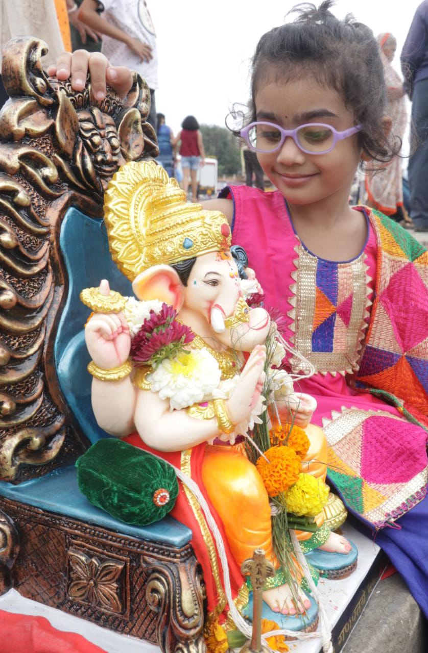 पुढच्या वर्षी लवकर या चा जयघोष करत लाडक्या गणरायाला गणेशभक्तांनी निपो दिला.
