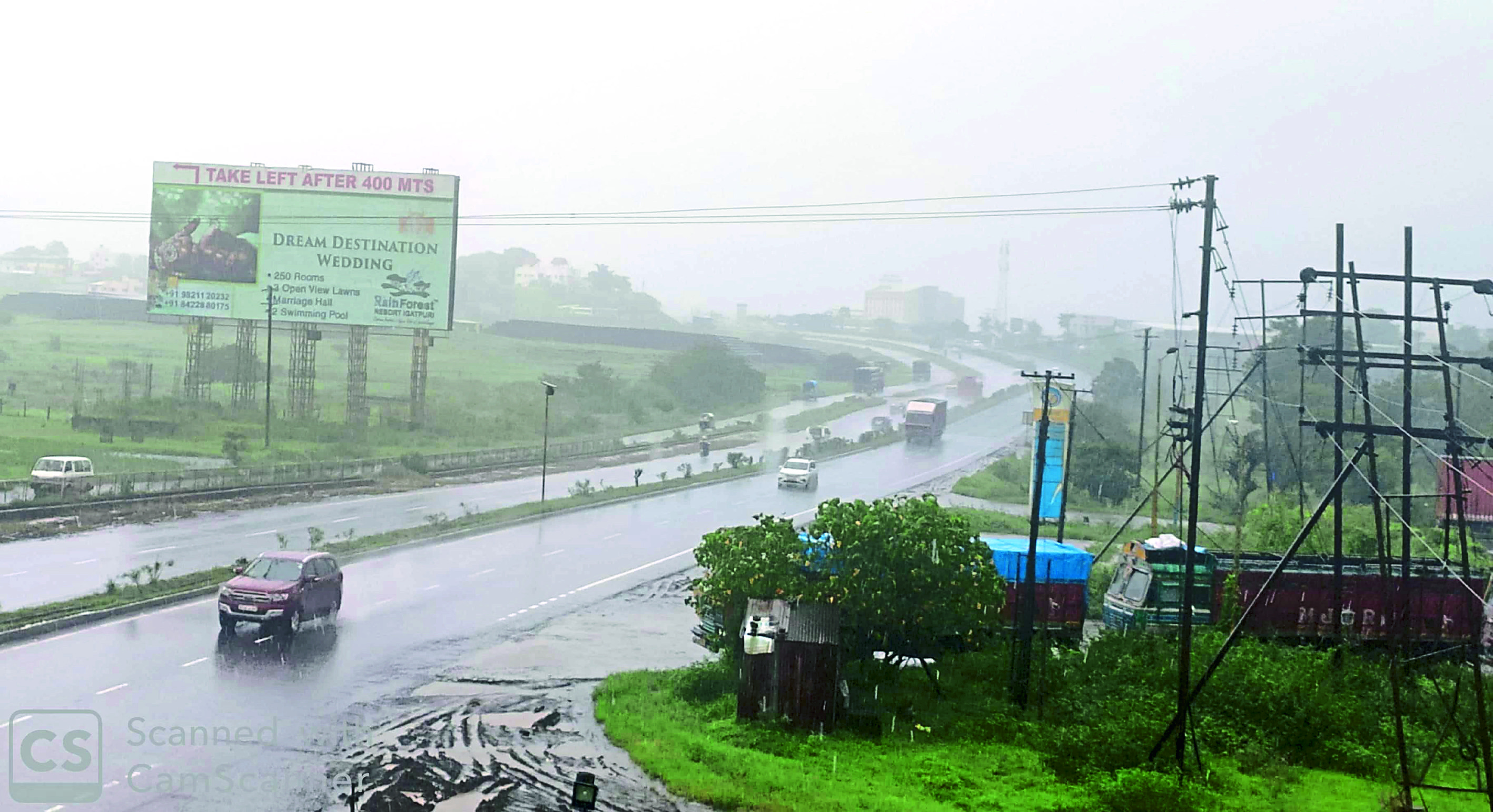 इगतपुरी : शहर, तालुका परिसरात सुरू झालेल्या संततधारेमुळे सर्वाधिक वर्दळीच्या मुंबई आग्रा महामार्गावर वाहनचालक अशा धुक्यातून मार्गक्रमण करीत होते.