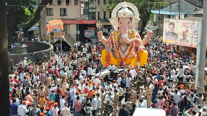 छत्रपती शिवाजी महाराज चौक तरुण मंडळाच्या २१ फुटी गणेश मूर्ती विसर्जनावेळी झालेली गर्दी