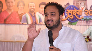 'BMC ने इमेजपेक्षा खड्ड्यांवर लक्ष द्यावं', काँग्रेस आमदाराचा घरचा आहेर