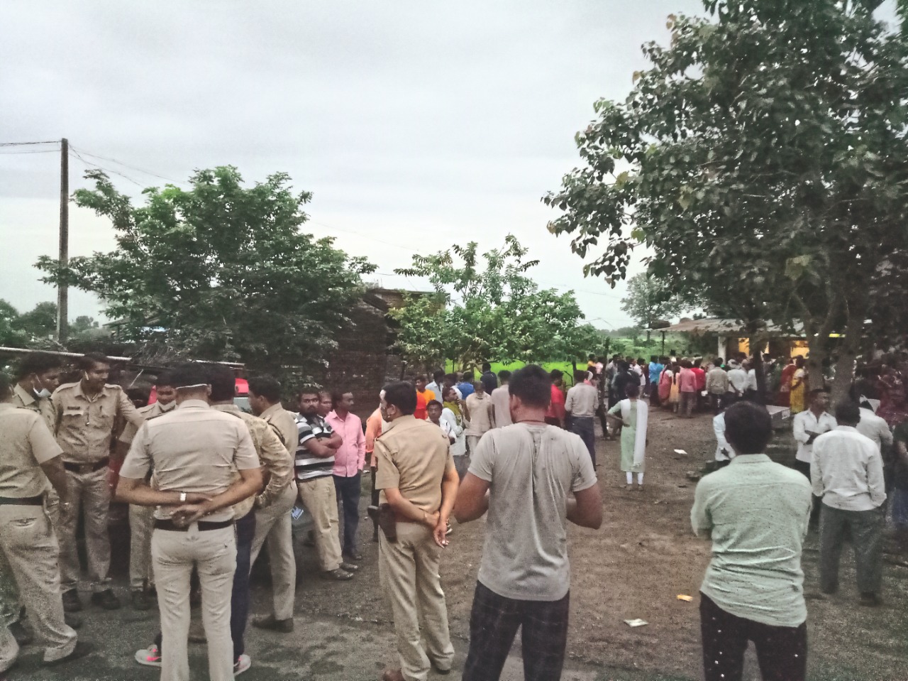 गावात पोलिसांचा तगडा बंदोबस्त