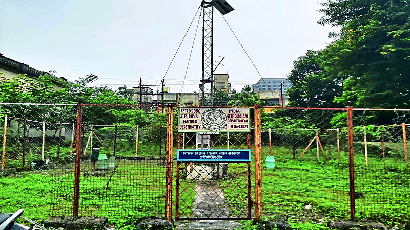 नांदेड - वजिराबादमधील मल्टीपर्पज हायस्कूलच्या मैदानावर उभारलेले हवामान अंदाज केंद्र.