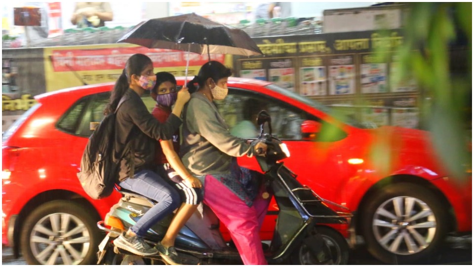पुणे : अचानक पाऊस आल्यानं बाईकवरुन तिघेजण प्रवास करत असताना त्यांना एकाच छत्रीचा आसरा घ्यावा लागला. (फोटो - विश्वजीत पवार)