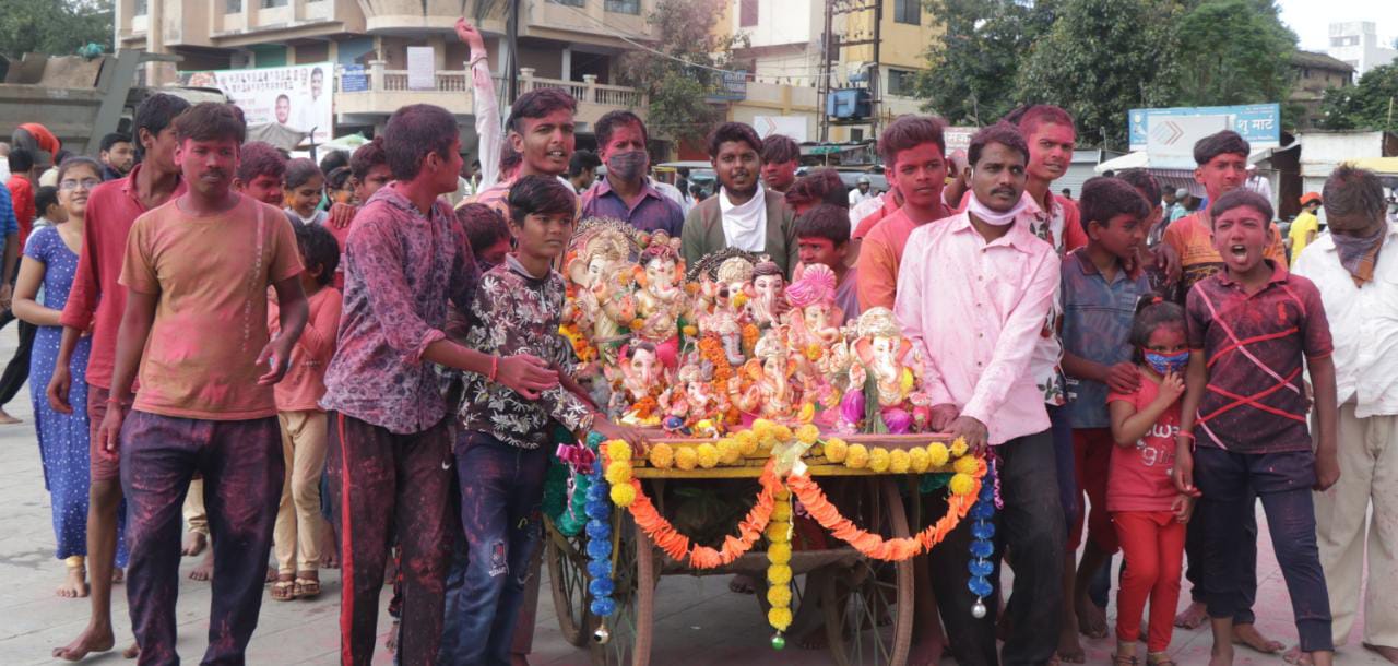 सकाळपासूनच गणेश विसर्जनासाठी भाक्तांमध्ये उत्साहाचे वातावरण होते