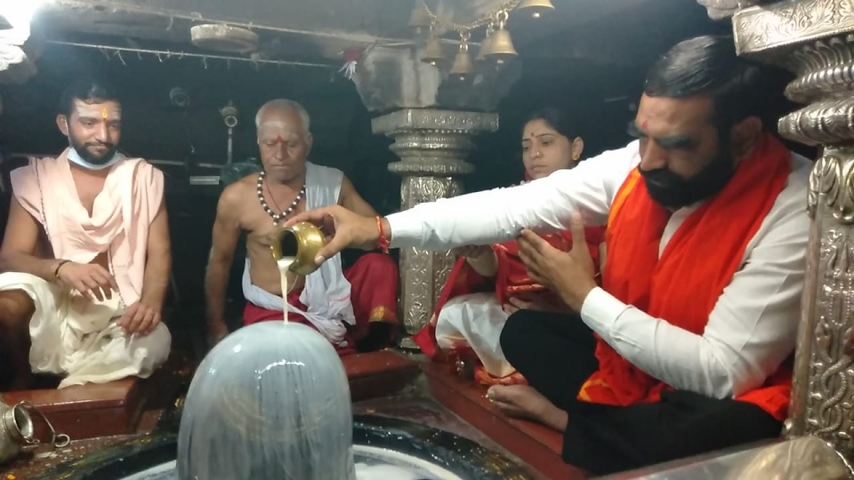 शेवटच्या सोमवारी आमदार संतोष बांगर यांच्या हस्ते सपत्नीक सकाळी सहा वाजता दुग्धाभिषेक करून महापुजा झाली