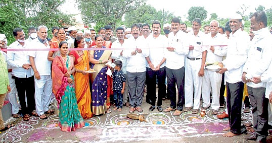 आईच्या स्मरणार्थ उभारले गावासाठी प्रवेशद्वार