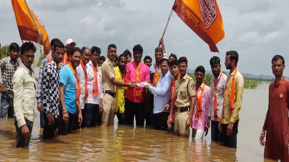 त्याप्रमाणे सोमवारी सकाळपासुनच मनसेचे शेकडो कार्यकर्ते अंबड तालुक्यातील बारसवाडा येथील गल्हाटी प्रकल्पात एकत्र येऊन जलसमाधी आंदोलनात सहभागी झाले. अंबड व घनसावंगी या तालुक्यात गत आठवड्यापासून पावसाने जोरदार मुसंडी मारली आहे. यामुळे शेतकऱ्याच्या हातातोंडाशी आलेली पिके त्यांच्या डोळ्यादेखत भुईसपाट झाली.