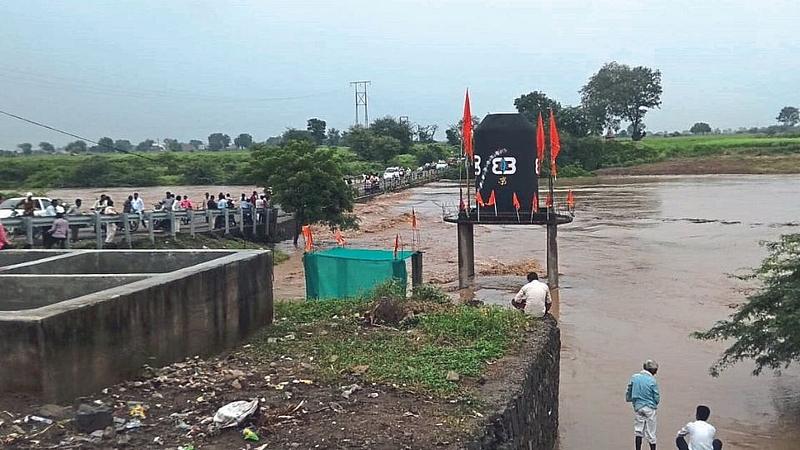 वऱ्हाडात पावसाचा जोर; नदी नाल्यांना पूर, अकोला-अकोट मार्ग बंद