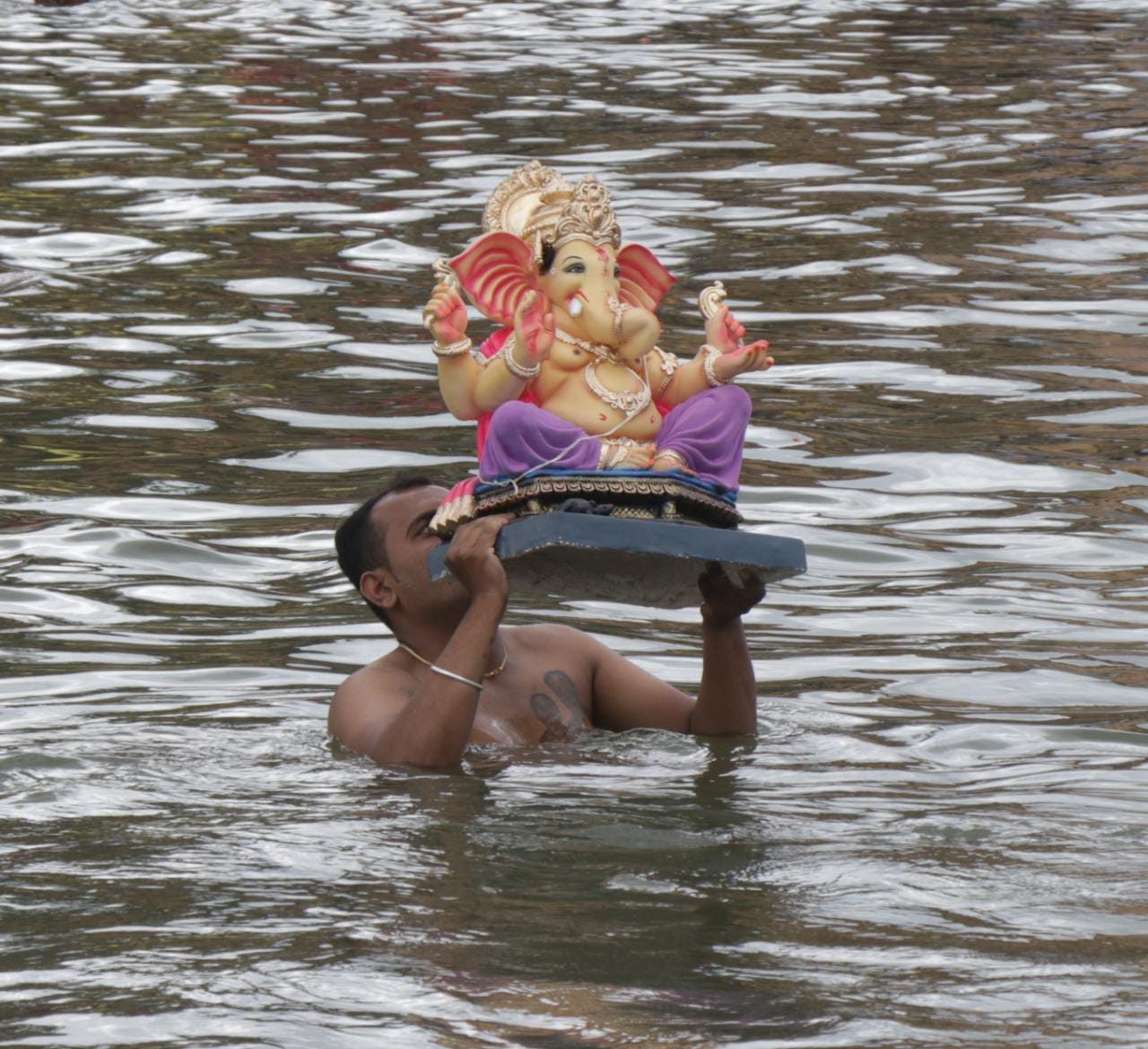 गणरायाचे गोदावरी नदीत विसर्जन करतान भाविक
