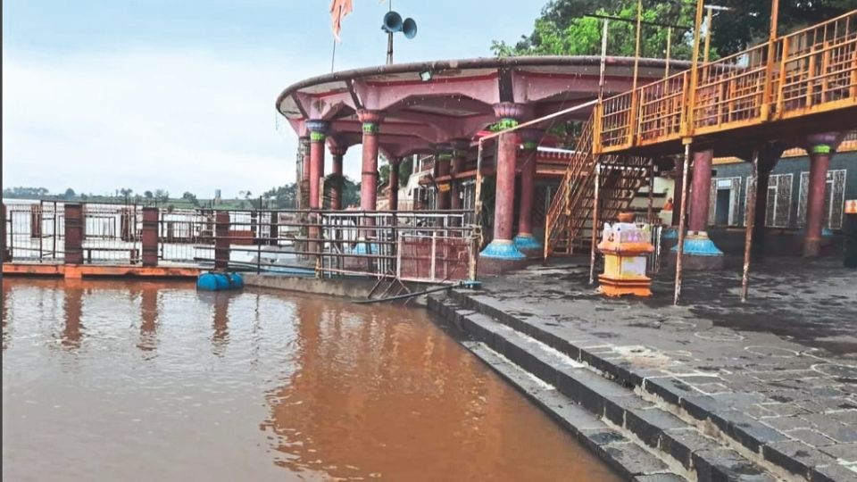 श्री क्षेत्र नृसिंहवाडी : दत्त मंदिरासमोर पोर्चनजीक पाणी आले आहे. चार ते पाच फूट पाणी वाढल्यास आज दिवसभरात मोसमातील तिसरा दक्षिणद्वार सोहळा होण्याची शक्यता आहे. (छायाचित्र : जितेंद्र आणुजे नृसिंहवाडी)