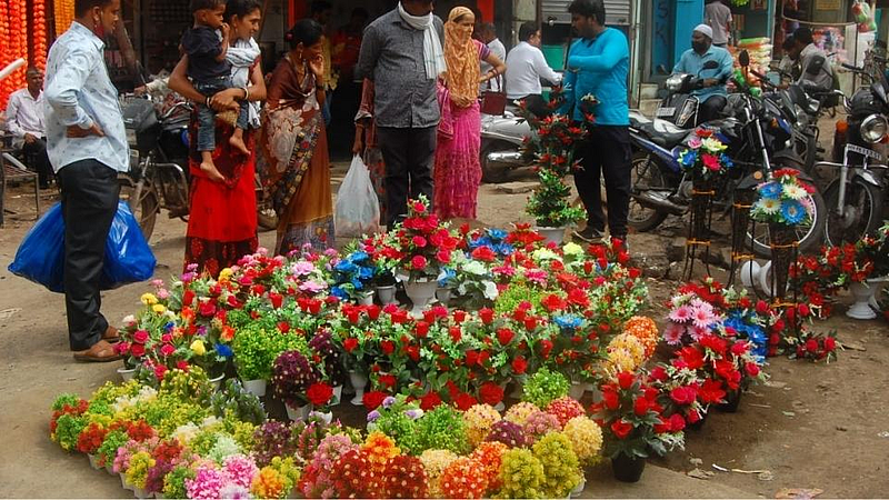 गौरी सजावटीच्या साहित्यांनी सजल्या बाजारपेठा