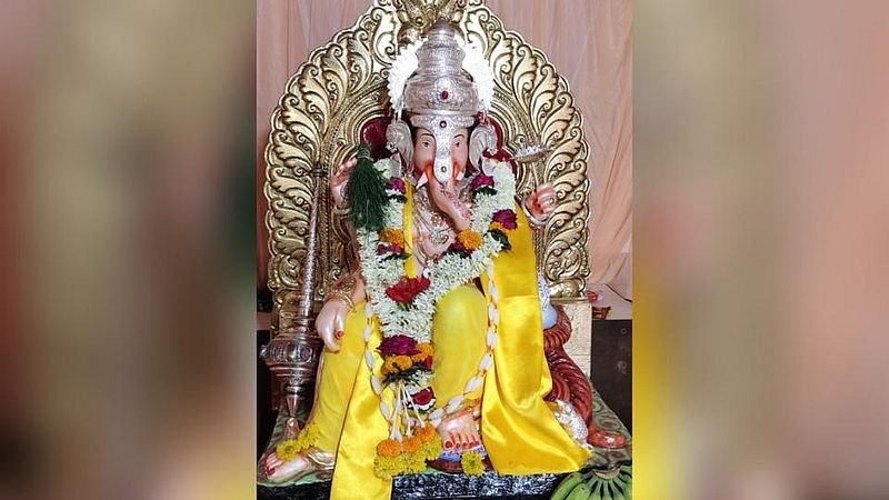 'ती'चं कौशल्य! विरघळलेल्या मातीतून पुन्हा घडवली गणेश मुर्ती