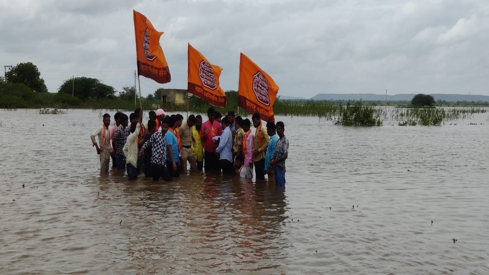 मनसेचे पदाधिकारी जलसमाधी आंदोलन करताना.