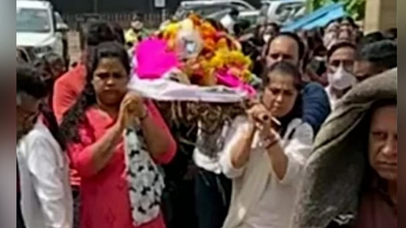 रूढी परंपरेला फाटा देत मुलींनी दिला आईच्या पार्थिवाला खांदा आणि अग्नी