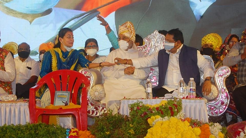 बुद्धिजीवी राहिले दूर ! राजकीय अस्तित्वासाठी मेळावा