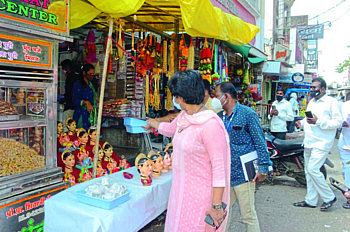 जिल्हाधिकारी आंचल गोयल यांच्या कारवाईने बाजारपेठेत खळबळ उडाली