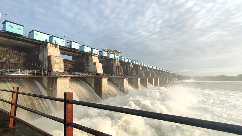सेलू (जि.परभणी) : लोअर दूधना धरणाचे चौदा दरवाजे उचलून दूधना नदी पात्रात विसर्ग करण्यात येत आहे.