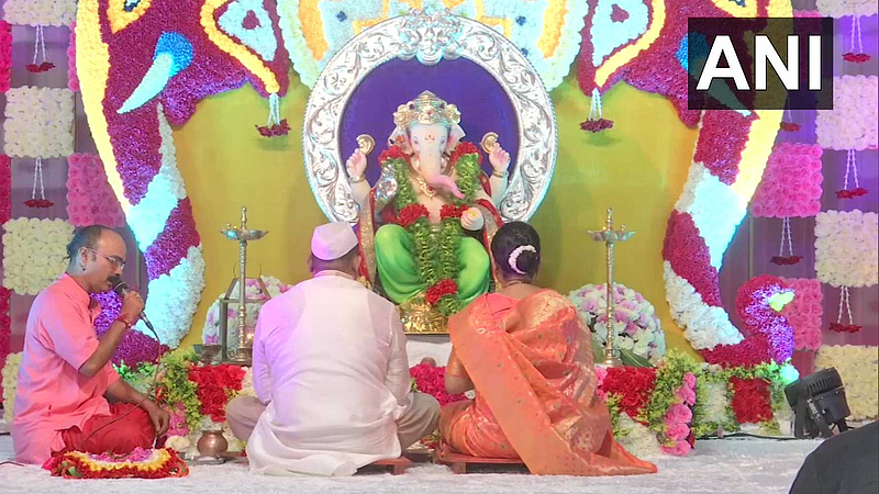 'मुंबईच्या राजा'ची पूजा संपन्न, उत्सवात साधेपणा पण उत्साह मात्र तोच