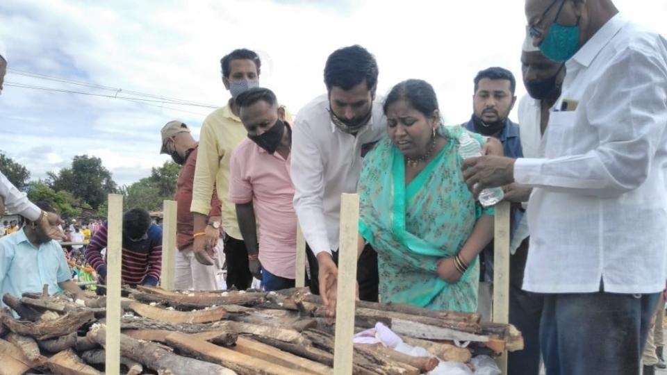 शहीद सोमनाथ मांढरे यांचा मुलगा यश यांनी पार्थिवाला मुखअग्नी देऊन अंत्यसंस्कार केले. यावेळी लष्कराचे विविध आजी-माजी अधिकारी, विविध विभागाचे अधिकारी व ग्रामस्थ मोठ्या संख्येन उपस्थित होते.