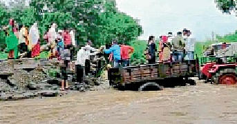आडुळ: मुसळधार पावसाने नागरिक अडकले गावाबाहेर