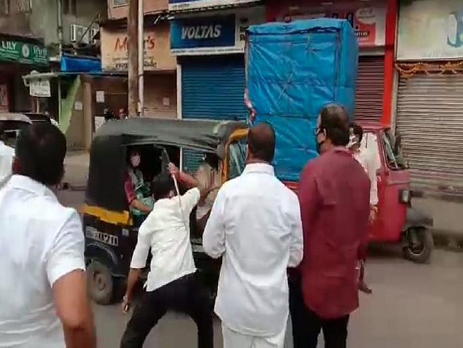Bandh: शिवसेनेची दादागिरी! उपमहापौरांच्या पतीची रिक्षाचालकांना दांडक्यानं मारहाण