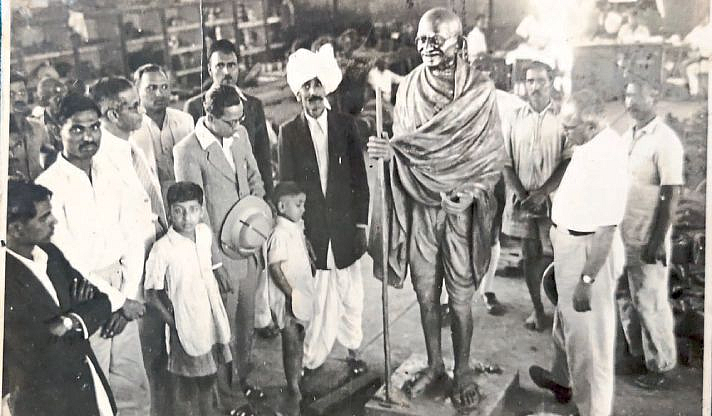 महात्माजींच्या हयातीत संकल्प; मृत्यूपश्चात साकारला पुतळा!