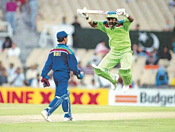 3. किरण मोरे आणि जावेद मियादाद
भारत-पाकिस्तानमध्ये ऑस्ट्रोलियात 1992 साली झालेल्या वर्ल्डकपमधील हा किस्सा आहे. किरण मोरे आणि जावेद मियादाद यांच्यात जबरदस्त खुन्नस देणे चालू होते. या मॅचमध्ये जावेद मियादादने सिक्स मारल्यावर किपर असलेल्या किरण मोरेसमोर माकडासारख्या उड्या मारत खिजवण्याचा प्रयत्न केला होता. सरतेशेवटी अंपायर असलेल्या डेविड शेफर्ड यांना यात मध्यस्थी करावी लागली होती.