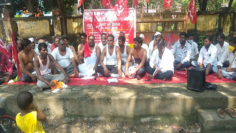 बीड : शेतकऱ्यांच्या विविध प्रश्नांवर शेतकरी कामगार पक्षाच्या वतीने शुक्रवारी (ता.आठ) जिल्हाधिकारी कार्यालयासमोर अर्धनग्न धरणे आंदोलन करण्यात आले.