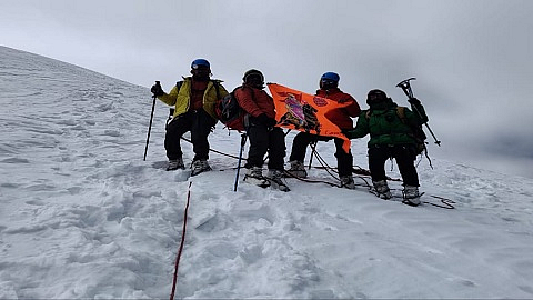 परभणी : परभणीचे रणजीत कारेगावकर, विष्णू मेहत्रे यांच्यासह इतरांनी लेह - लडाख मधील कांग यात्से शिखर सर केले. यावेळी त्यांनी भगवा ध्वज फडकावला. Parbhani News