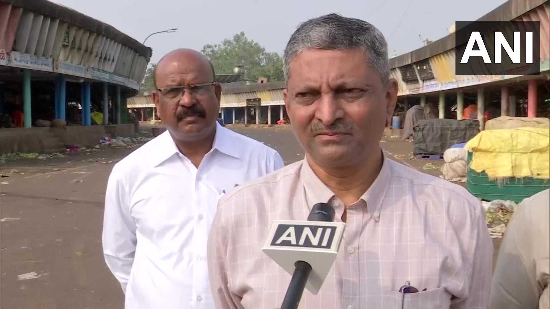 "एपीएमसीमधील व्यापाऱ्यांनी मार्केट बंद ठेवण्याचा निर्णय घेतला होता. शेतकऱ्यांना त्याची आधीच माहिती दिली होती" असे बाजार व्यवस्थापक मधुकांत गरड यांनी सांगितले.