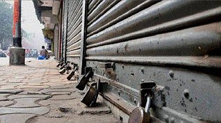 राजकीय पक्ष एकमेकांवर टीका करण्यात मग्न ; जनतेला भोगावा लागला त्रास