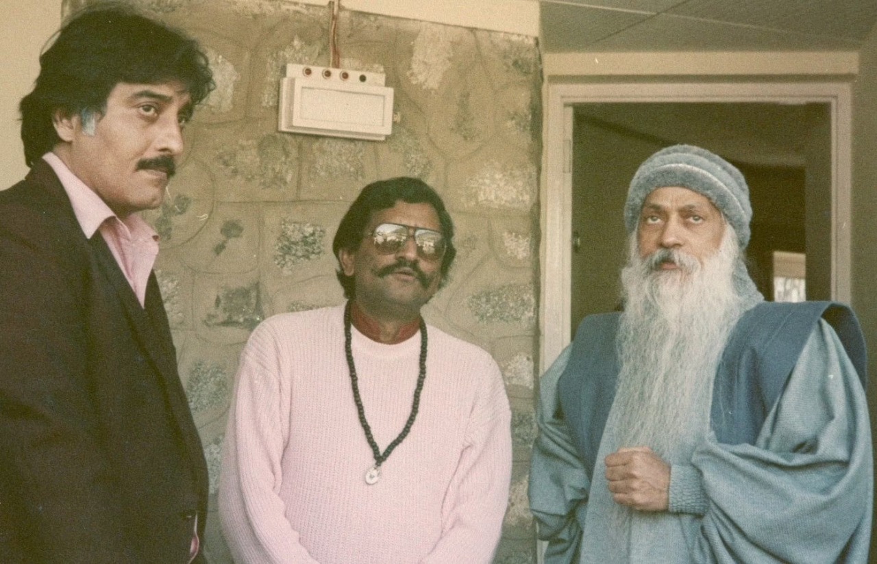 तो काळ ओशो यांच्याविषयीच्या बातम्यांनी भारावून जाण्यासारखाच होता. जगभरातील वेगवेगळ्या सेलिब्रेटींना ओशोंच्या विचारांनी प्रभावित केलं होतं. त्यात विनोदजींचाही समावेश होता.