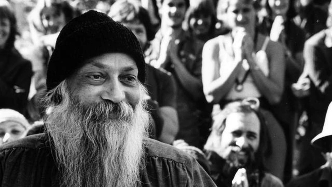 1975 मध्ये विनोद खन्ना यांनी ओशोंसाठी आपल्या परिवाराला सोडलं आणि ते अमेरिकेतील ओरगॉन या ओशोंच्या आश्रमामध्ये निघून गेले होते. त्यावेळी त्यांच्या परिवारात पत्नी आणि दोन मुलं अक्षय, राहुल यांचा समावेश होता.