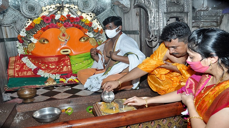 अंबाजोगाई (जि.बीड) : योगेश्वरीच्या मंदिरात गुरुवारी (ता.सात) सकाळी दहा वाजता घटस्थापनेने शारदीय नवरात्रोत्सवाला प्रारंभ झाला.