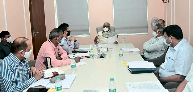 मुंबई : बायोडिझेल धोरणाबाबत आयोजित बैठकीत मार्गदर्शन करताना छगन भुजबळ. समोर अधिकारी
