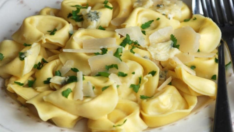 टॉर्टेलिनी पास्ता (Tortellini)- या पास्ताचा प्रकार घरी करण्याकडे अनेकांचा कल असतो. लसूण आणि चीजबरोबर आवडीच्या भाज्या घालून हा पास्ता केला जातो.