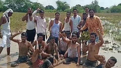 धामोरी बुद्रूक (ता.गंगापूर, जि. औरंगाबाद) : अतिवृष्टीग्रस्त शेतकऱ्यांनी पिकांमध्ये सरकारविरुद्ध अर्धनग्न लोटांगण आंदोलन केले.