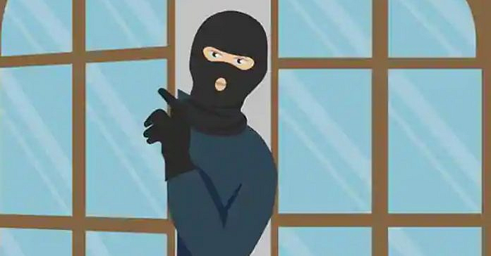 crime update pune Thieves broke shop wall and stolen 307 mobiles worth Rs 52 lakh