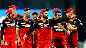 "विराट, मॅक्सवेल अन्..."; RCBने 'या' खेळाडूंना रिटेन करावं "विराट, मॅक्सवेल अन्..."; RCBने 'या' खेळाडूंना रिटेन करावं