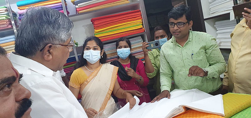 आमदार पाटलांची स्वच्छता मोहीम ते खादी खरेदी