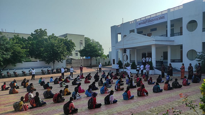 अंबड (जि.जालना) : शहरातील मत्स्योदरी विद्यालयात विद्यार्थी आनंदाने हजेरी लावली.