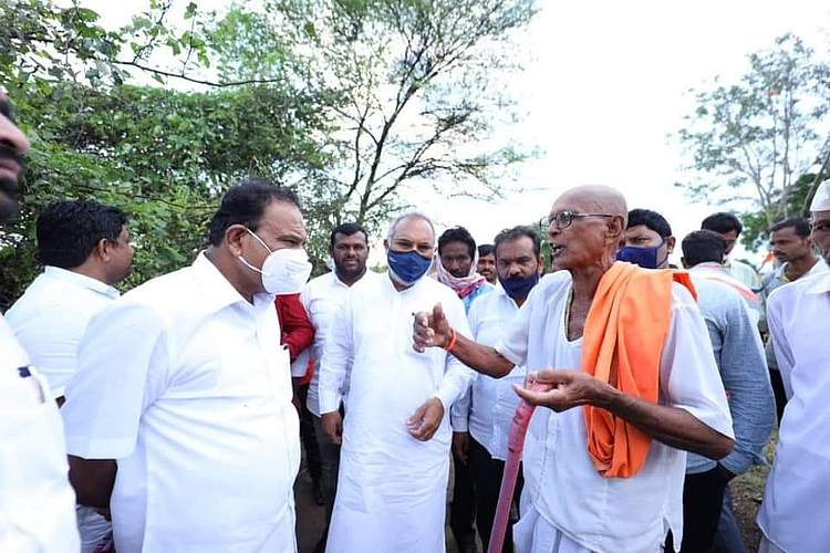 आमदार सतीश चव्हाण यांची अतिवृष्टीग्रस्त भागात पीक पाहणी