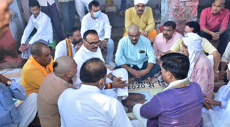 Lakhimpur: शेतकऱ्यांना टाळून भाजप नेता भेटला ड्रायव्हरच्या कुटुंबियांना