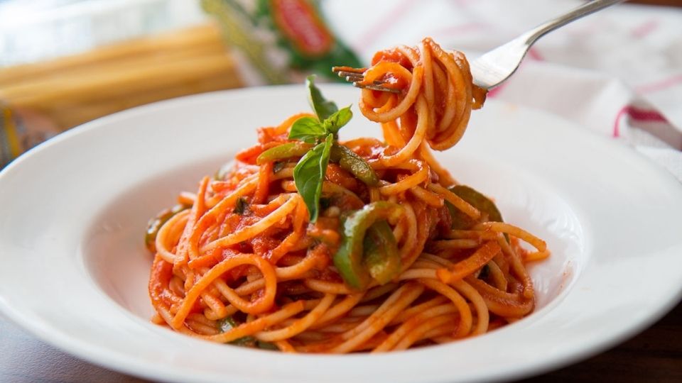 स्पॅगेटी पास्ता (Spaghetti)- गार्लिक विथ ऑलिव्ह ऑईल, क्रीमि चीज, टॉमेटो, मशरूम अश्या फ्लेवर्सचा स्पॅगेटी पास्ता आवडीने खाल्ला जातो.