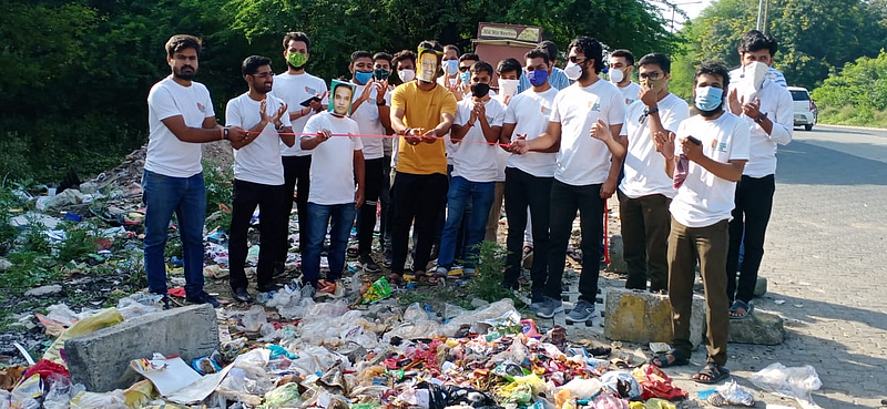 मुखवटा घालून कचरा ढिगाऱ्यांचे लोकार्पण