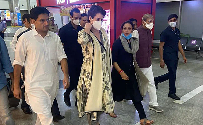 UP: प्रियंका गांधी पोलीसांचा प्रोटोकॉल तोडून लखीमपुर मध्ये रवाना